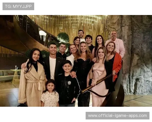 C罗父亲生日派对合照曝光，家族感情流露