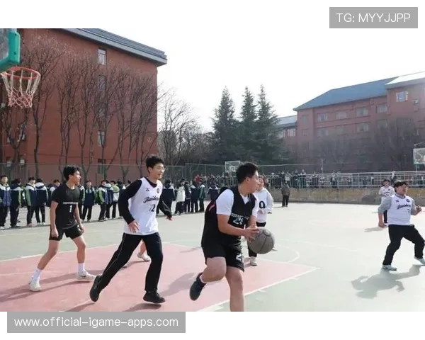 拼搏青春点亮篮球梦想之光，篮球奋力拼搏