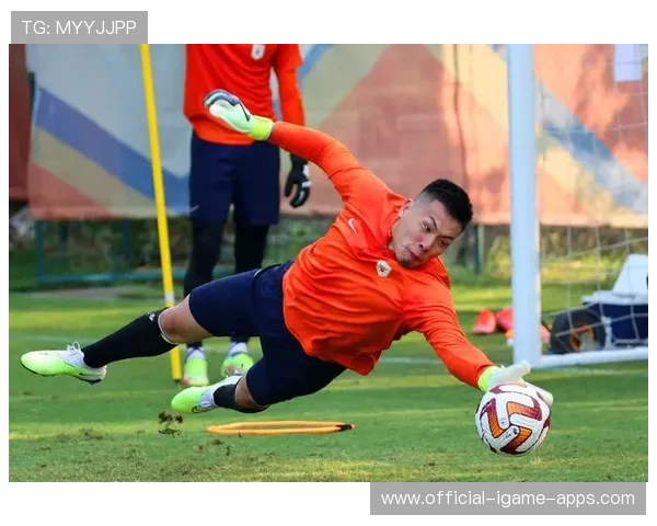 王大雷训练现绝技：连续三次近距离扑救，稳如磐石的守门魔术