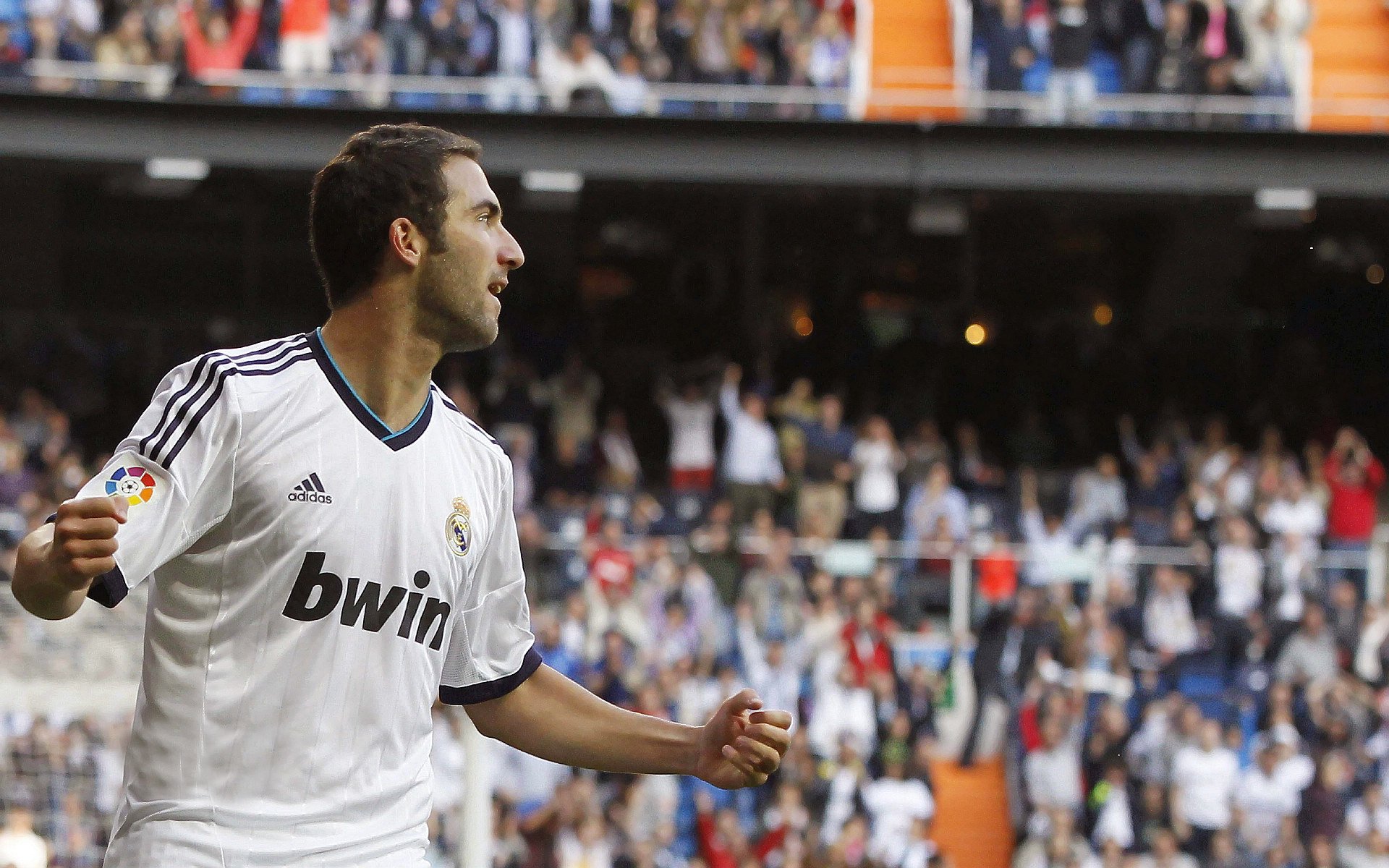 爱游戏体育官方入口-五大联赛是否出现双中场核心互换持球节奏趋势，五大联赛中场休息多久